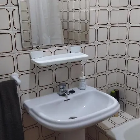 Femenina Sencilla En Casa Familiar Ronda